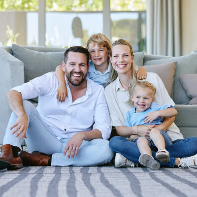 Familie bij elkaar zitten